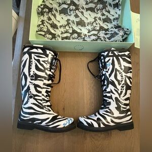 Off-White c/o Virgil Abloh
Women's Black Zebra Print Riding Boots NEW W/ box NWT